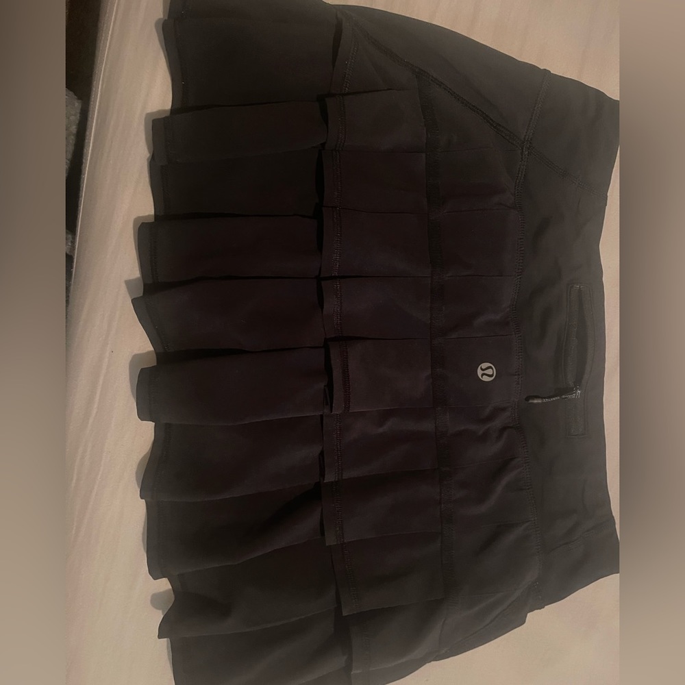 Lululemon tennis skirt. Size 6 in great like new condition.